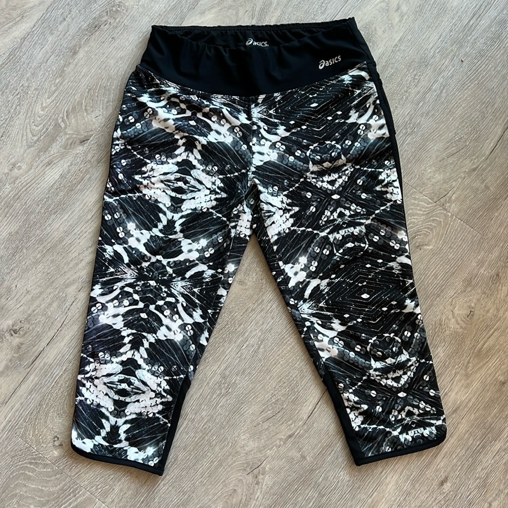 ASICS print graphic capri leggings in size small